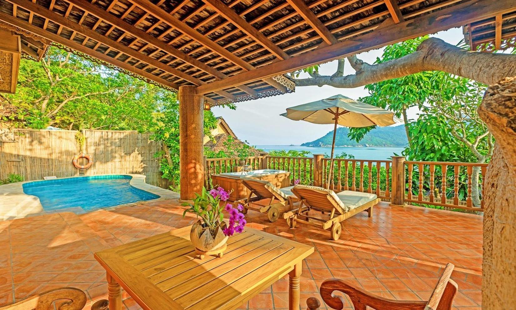 Santhiya Koh Phangan Resort And Spa 外观 照片 A view of the pool at the resort
